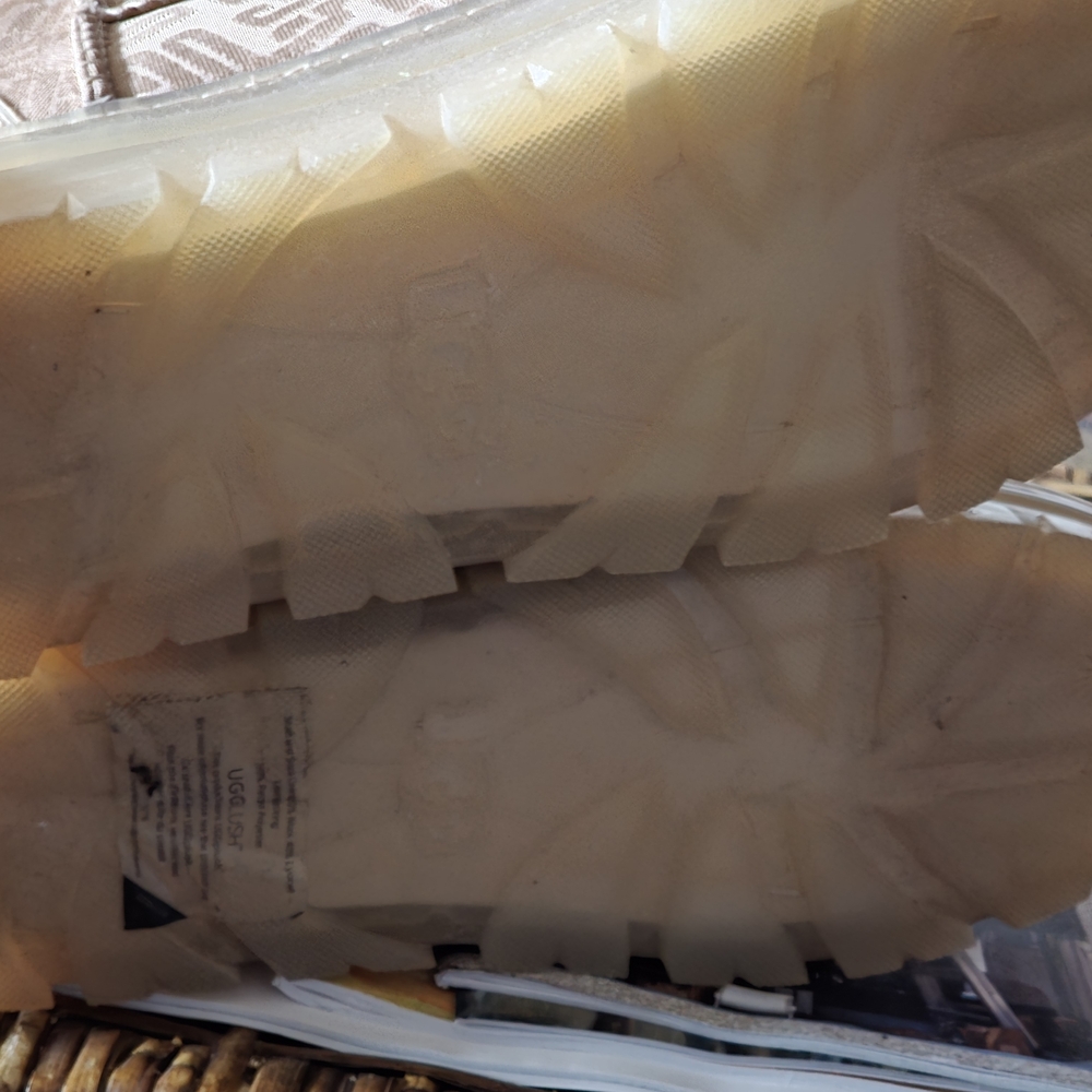 Ugg Tan Winter Boots With Pattern - image 4